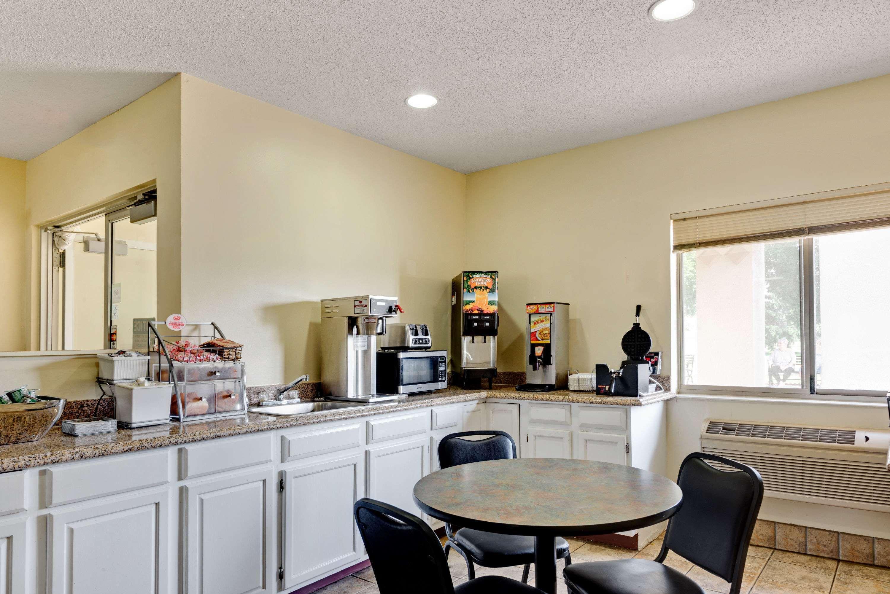 Super 8 By Wyndham Kokomo