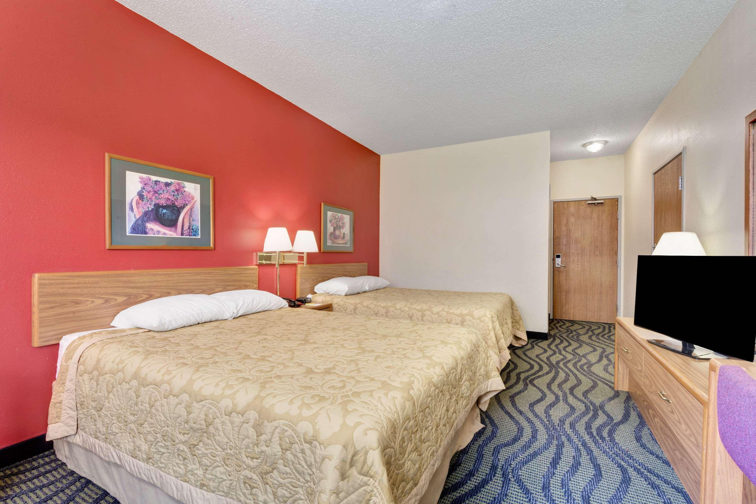 Super 8 By Wyndham Hotel 2*